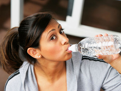 Όσοι πίνουν πολύ νερό τρέφονται πιο υγιεινά